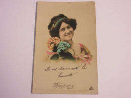 CP CARTE POSTALE ANCIENNE AMITIES ELLE EST CHARMANTE LA BRUNETTE                 - Frauen