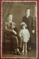 PH - Ph Original - Portrait D'un Homme Assis Avec Sa Femme Et Sa Petite Fille Debout à Côté De Lui 1936 - Anonymous Persons