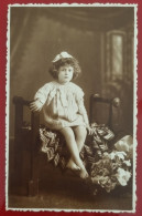 PH - Ph Original - Portrait D'une Petite Fille Assise Dans Un Fauteuil Privé 1936 - Anonymous Persons