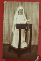 PH - Ph Original - Fille Agenouillée Avec Un Chapelet Et Une Bible Dans Les Mains Le Jour De Sa Communion 1940 - Personnes Anonymes