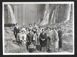 JAPON Photo Ancienne Originale D'un Groupe De Femmes Devant Une Cascade Avec Au Loin Un Groupe D'hommes Format 12x15cm - Asia