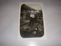 CP CARTE POSTALE PHOTO HOMME Dans Son JARDIN - Vierge - Fotografía