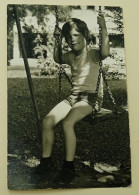 The Boy On The Swing - Anonyme Personen