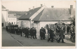 * T2/T3 1947 Korpona, Krapina; Temetési Menet Vonul A Bockayho Námestie-n (Bocskay Tér) A Sládkovicova Utca Irányába. A  - Unclassified