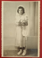 PH - Ph Original - Très Jeune Femme Préparée Avec Son Bouquet Pour Mariage 1952 - Anonymous Persons