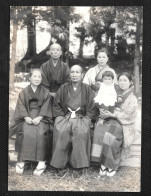 JAPON Grande Photo Ancienne Originale D'une Famille En Habit Traditionnel Prise Dans Un Parc Format 11x15,5cm - Asie