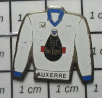 912c Pin's Pins / Beau Et Rare / SPORTS / FOOTBALL  MAILLOT DE L'EQUIPE DE AUXERRE AJA - Football