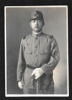 JAPON Photo Ancienne Originale D'un Jeune Militaire Sabre D'apparat En Main Format 7x10cm - Asia