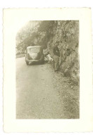 Photo Automobile à Identifier , Personnes Faisant Pipi Au Bord De La Route - Automobile