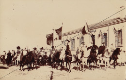 Photo Carte Postale Algérie Afrique Passage Devant L'école Des Officiels Du Cercle Indigène La Veille Des Courses.... - Afrique