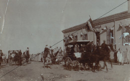 Photo Format Carte Postale Algérie Afrique Passage Devant L'école Des Officiels Du Cercle Indigène Cheria ... - Afrique