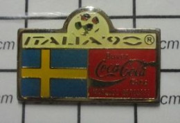 912c Pin's Pins / Beau Et Rare / SPORTS / FOOTBALL DRAPEAU SUEDE MONDIAL ITALIA 90 COCA COLA - Fútbol