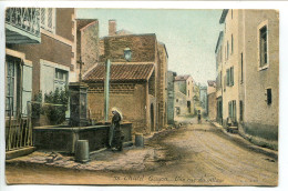CPA COULEUR Ecrite En 1911 * CHÂTEL GUYON Une Rue Du Village ( Animée Femme à La Fontaine ) - Châtel-Guyon