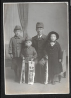 JAPON Photo Ancienne Originale D'un Père Et Sa Fille Avec Ses Deux Garçons En Habit Militaire Format 10,8x15,2cm - Azië