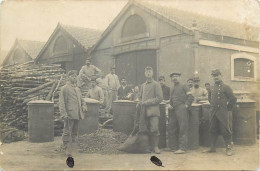 Militaires- Ref E124-carte Photo -guerre 1914-18-prisonniers Allemands -charbon De Bois -/ 2 Petites Taches Encre  - - Guerre 1914-18