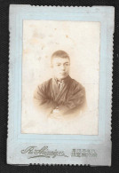 JAPON Photo Ancienne Originale D'un Jeune Homme En Tenue Traditionnelle Sur Carton D'éditeur  Signé R. Shimizu - Azië