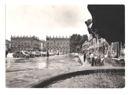 NANCY (54) PLACE STANISLAS. A GAUCHE,CAFE Du COMMERCE. A DROITE,MUSEE Des BEAUX ARTS. VOITURE 2cv CITROEN - Nancy