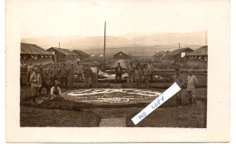 CPA - MILITARIA - GROUPE DE MILITAIRES REGROUPE AUTOUR D'UN PARTERRE OU EST ECRIT "TOUS UNIS POUR LA LIBERTE" - Personnages