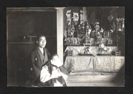 JAPON Photo Ancienne Originale Présentation D'un Bébé Devant L'hotel D'un Temple Format 8,8x13cm - Azië