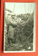 Carte Photo : Soldat Dans Une Tranchée - Weltkrieg 1914-18