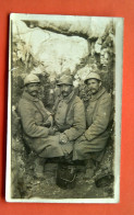 Carte Photo : 3 Soldats Dans Une Tranchée... - Weltkrieg 1914-18