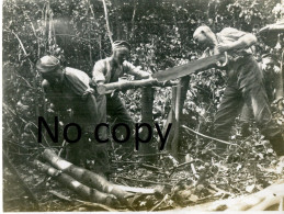 PHOTO ALLEMANDE DU IR 87 - SOLDATS SCIANT DU BOIS A ETALON PRES DE NESLE - ROYE SOMME GUERRE 1914 1918 - War, Military