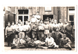 MILITARIA. CARTE PHOTO. GROUPE De MILITAIRES Du 25e REGIMENT. A SITUER. - Caserme