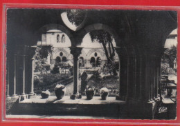 Carte Postale 19. Tulle  Un Con Du Cloître   Très Beau Plan - Tulle