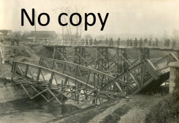 PHOTO ALLEMANDE - SOLDAT CONSTRUISANT UNE PASSERELLE SUR LE CANAL A FRETOY (LE CHATEAU) PRES NOYON OISE GUERRE 1914 1918 - War, Military