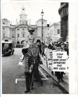 C6284/ Demonstration Für Die Bee Gees Aufenthaltsrecht In England Foto 1967 - Andere & Zonder Classificatie