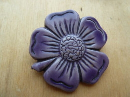 Broc-277 Broche Représentant Une Fleur Mauve Ressemblant à Une Marguerite à 5 Pétales - Spille