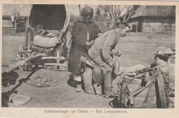 MIL3251  --  DEUTSCHLAND  --   SOLDATENLAGER IM OSTEN  --  EIN LIEBESDIENST  --  1916 - Weltkrieg 1914-18