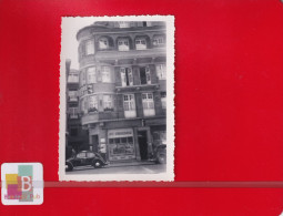 Photo Snapshot 6 Cm X 8,7 Cm France Allemagne Rue Magasin Bureau De Renseignements  Voiture Coccinelle Garée - Automobiles