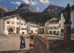 11851446 Scuol Tarasp Vulpera Dorfplatz Scuol Mit Museum Und Frauen In Tracht Sc - Sonstige & Ohne Zuordnung