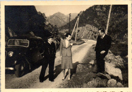 Photographie Photo Vintage Snapshot Amateur Automobile Voiture Groupe Trio - Automobile