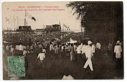 PHNOM PENH (CAMBODGE) - LES ABORDS DES BAINS DU ROI PENDANT LES REGATES - Cambodia