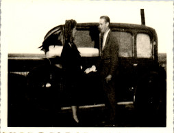 Photographie Photo Vintage Snapshot Amateur Automobile Voiture Auto Couple  - Automobile