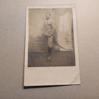 CPA  Photo Militaire En Uniforme Posant Debout - Daté 1917 - Weltkrieg 1914-18