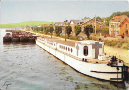 CONFLANS STE HONORINE  - Le Bateau " Je Sers "  Avec Des Péniches - Conflans Saint Honorine