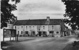 NOYEN-sur-SARTHE - Place Georges Guiet Et Hôtel De La Boule D'Or - CPSM Petit Format - Other & Unclassified