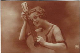 FEMME ET SA GUITARE - Women