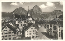 11776826 Schwyz Dorfpartie Kirche Und Alpen Schwyz - Autres & Non Classés