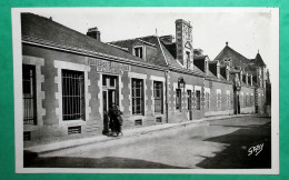 CARTE POSTALE POSTE ET GENDARMERIE PLOERMEL MORBIHAN POST CARD FRANCE - Poste & Postini