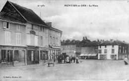 Cpa MONTIER EN DER 52 La Place - Boulangerie Collombar - Hôtel Des Voyageurs - Montier-en-Der