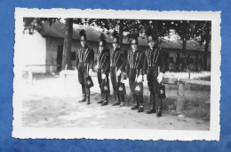 Photo Originale Groupe De Jeunes Gens En Costume à Identifier Casque Avec Insigne Ecole ? Pompiers ?  5 10/5 CM ° - Boten