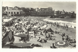 64/ CPSM - Biarritz - La Grande Plage Et Les Deux Casinos - Biarritz