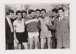 Group Handsome Guys, Few Young Men Athlete, Closeness Portrait, Vintage Orig Photo Gay Int. 8.7x6.2cm. (54344) - Personnes Anonymes