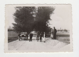 People Pose To Old Car, Classic Car, Scene, Vintage 1930s Orig Photo 8.2x6cm. (16150) - Automobili