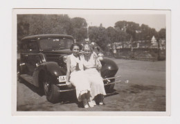 Two Pretty Young Women Sitting On Car Bumper, Classic Car, Scene, Vintage 1930s Orig Photo 9.1x6.1cm. (59093) - Cars