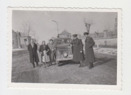 People Pose To Old Car, Classic Car, Scene, Vintage Orig Photo 8.6x6.1cm. (29751) - Cars